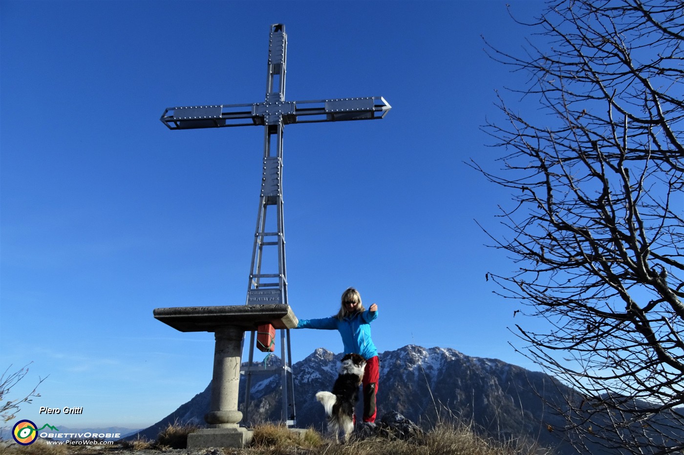 33 Alla croce del Monte Castello (1425 m).JPG